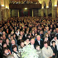 Верующие заполнили собор Святой Анастасии. Вверху - епархиальный хор